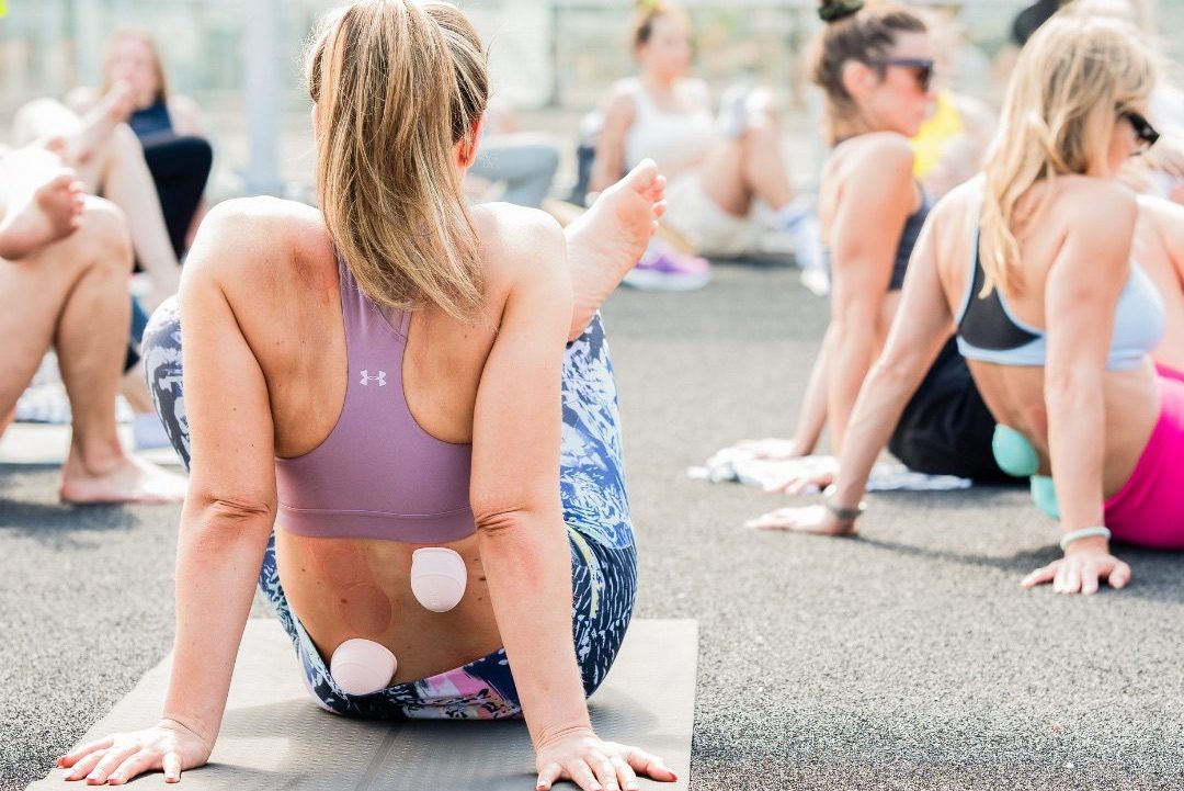 Massagekoppar från Curam använda vid yoga och träning